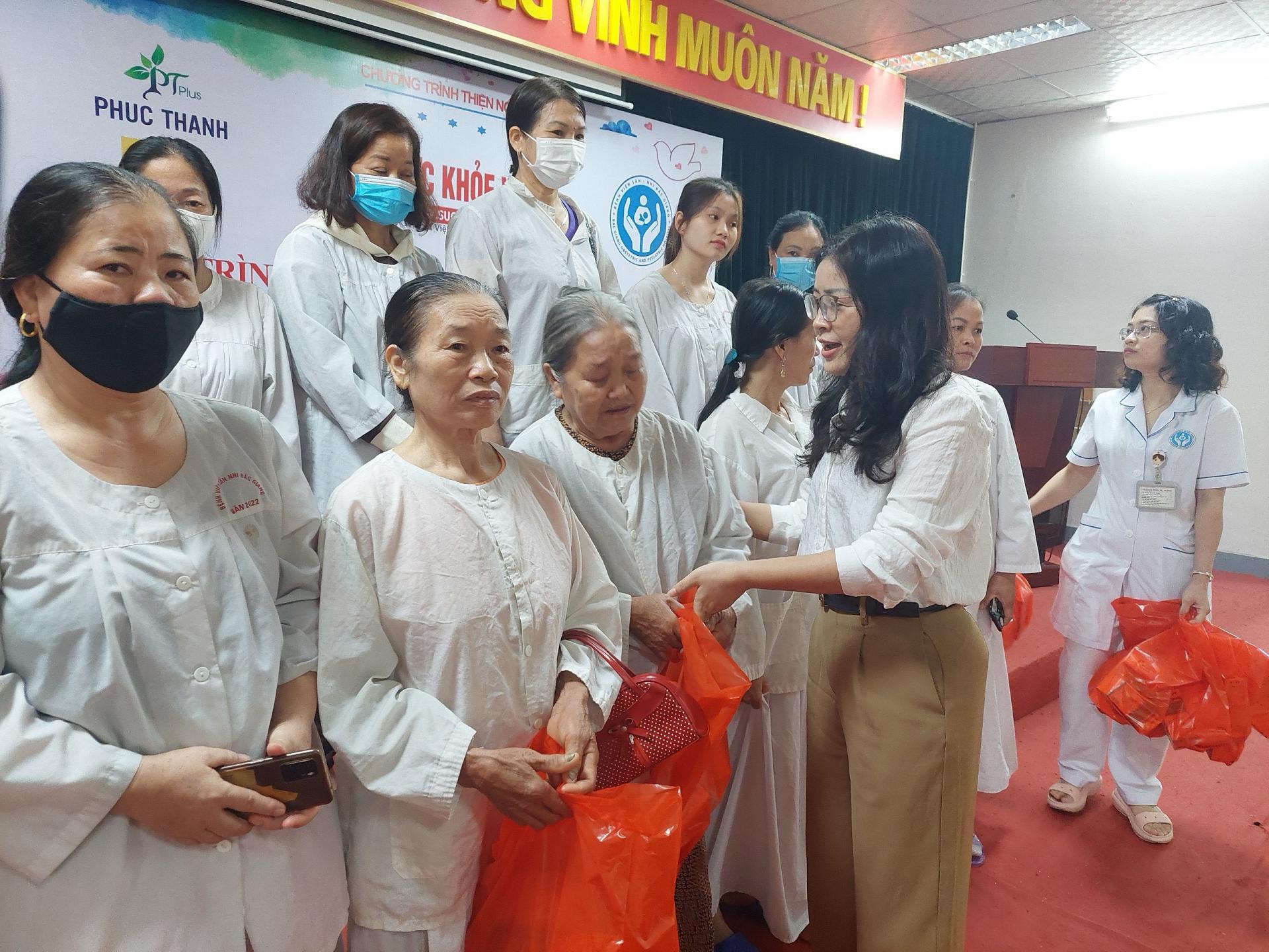 Chương trình thiện nguyện “Cầu vồng yêu thương”- Tặng quà cho bệnh nhân tại BV Sản nhi và BVĐK tỉnh Bắc Giang